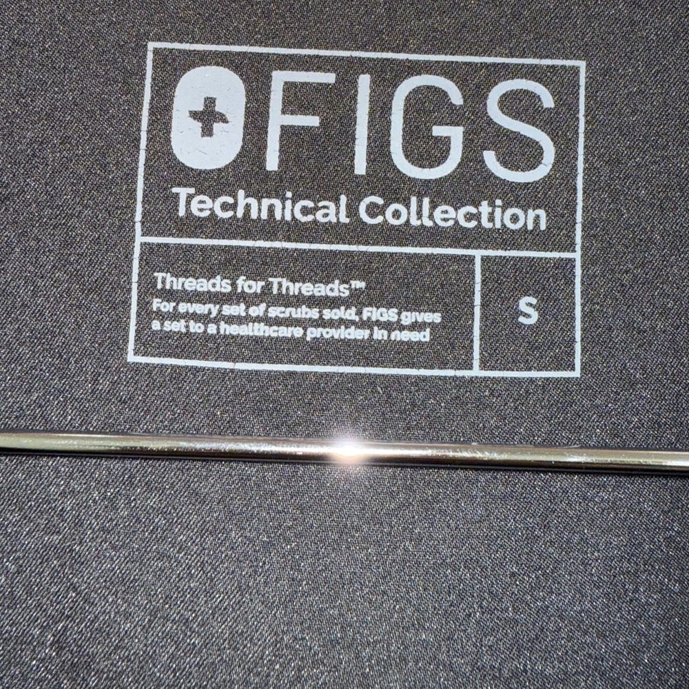 FIGS scrub top in black - Picture 4 of 4